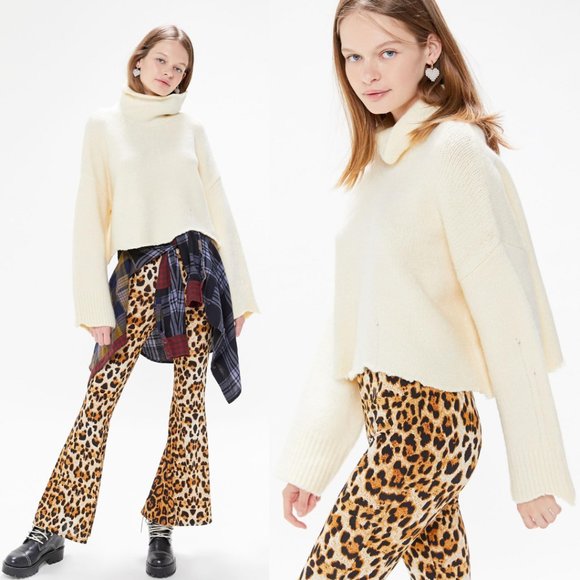 Urban Outfitters Ivory Distressed Beloved Turtleneck Sweater - Picture 1 of 5